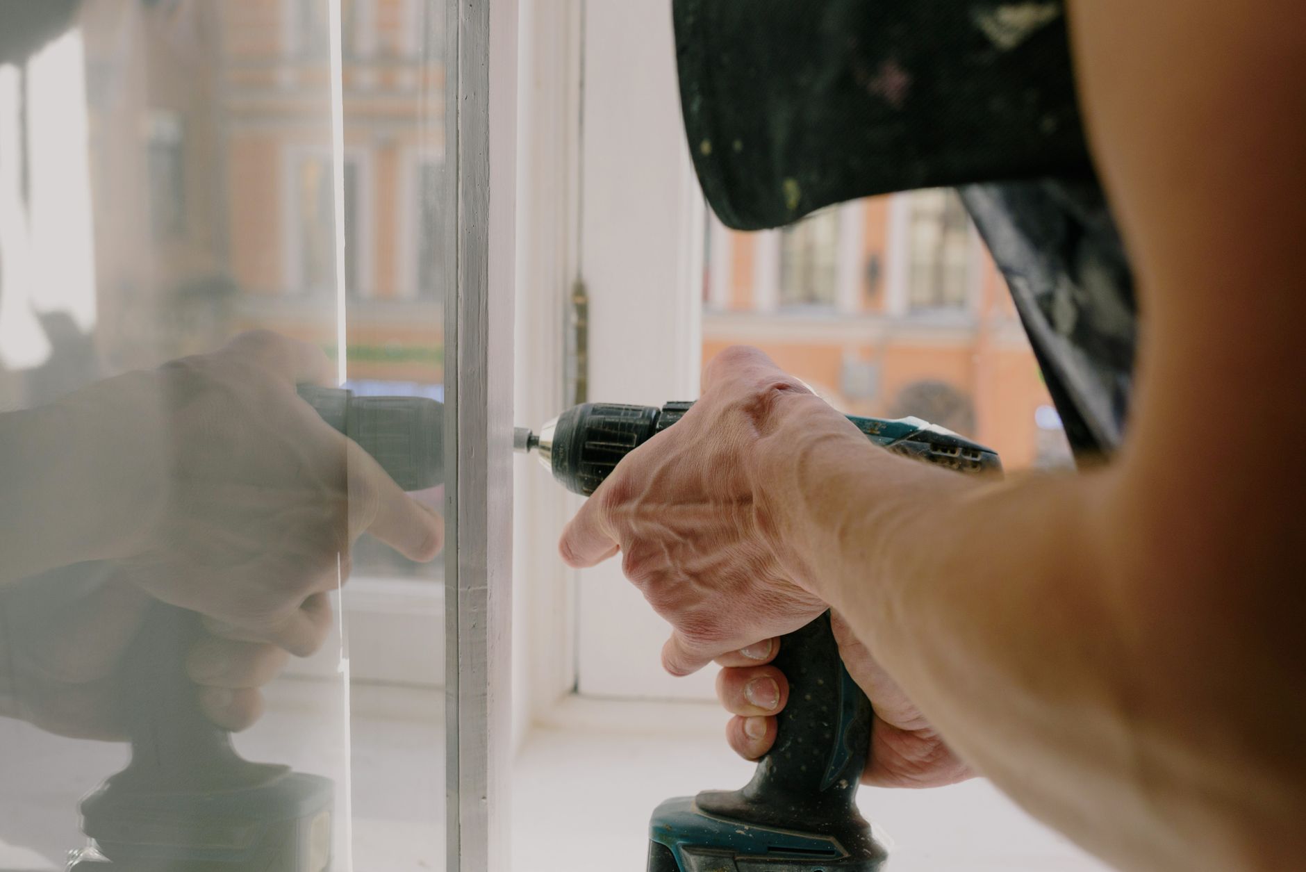 Profissional realizando reparo residencial